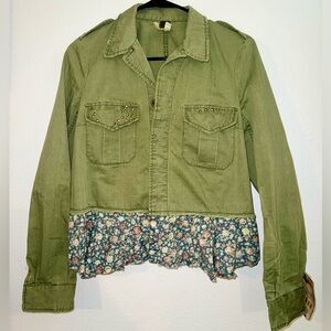 NWT women’s Boho We The Free brand Olive Green floral Ruffle Hem top Size XS